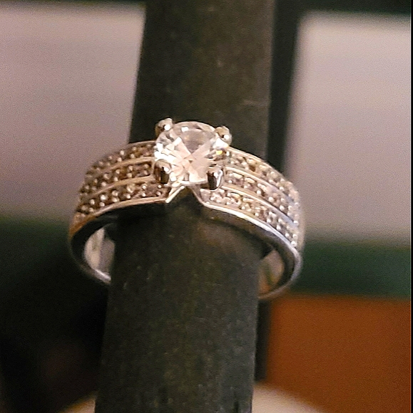 Size 6.5 Costume Jewelry Ring - Picture 1 of 1